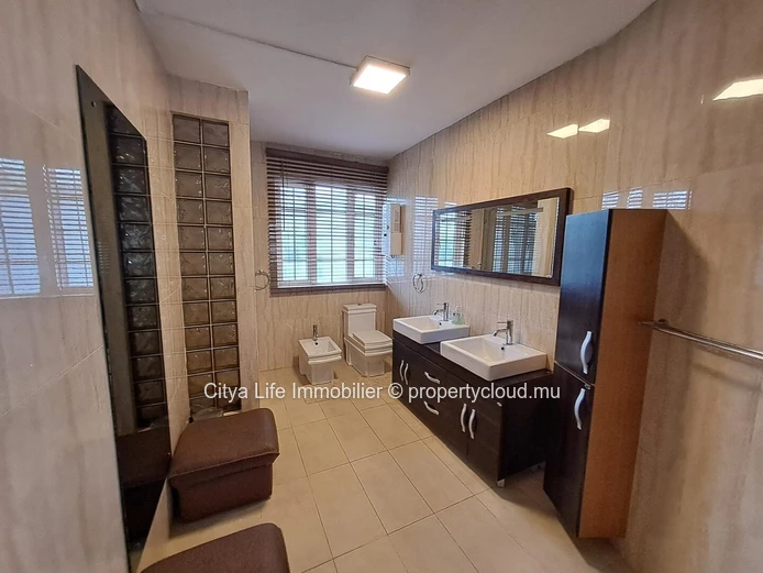 Belle villa à vendre à Floréal, 557m² habitables, terrain de 1.650m², 4 chambres, piscine privée, parking sécurisé, p...