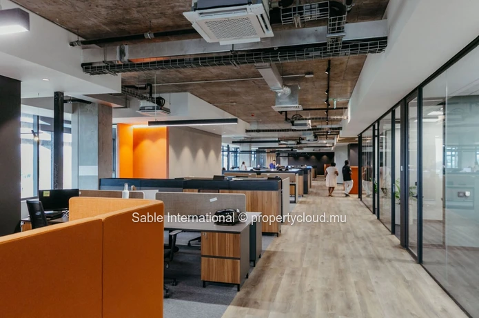 Bureau à vendre à Grand Baie, 1400m², 2 bureaux, parking sécurisé, proche commodités.
