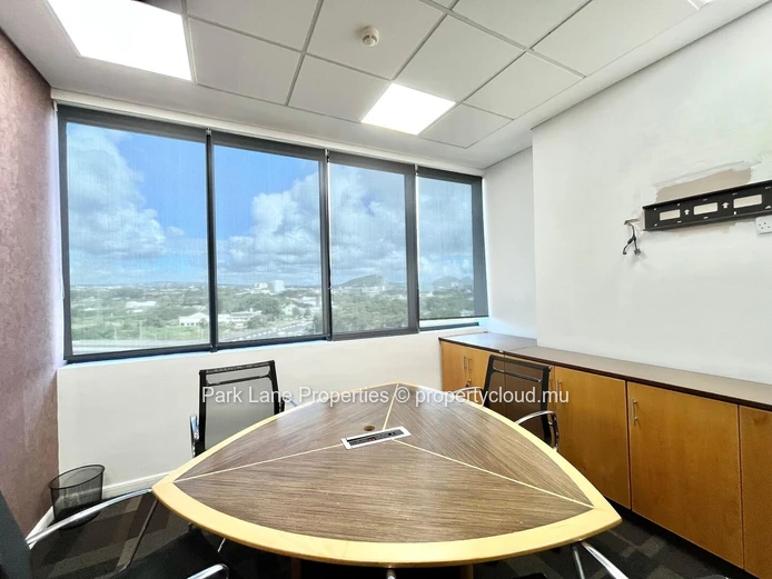 Bureau meublé de 998 m² prêt à être occupé à Ebene