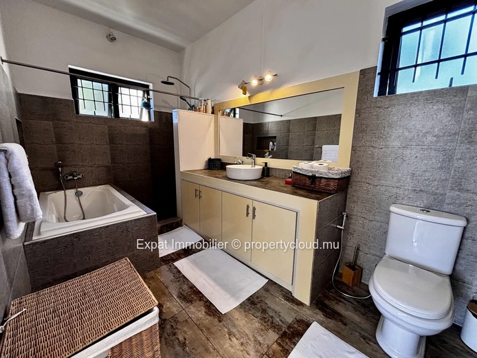 Exceptional 4-Bedroom En-Suite Villa With Infinity Pool – Calodyne