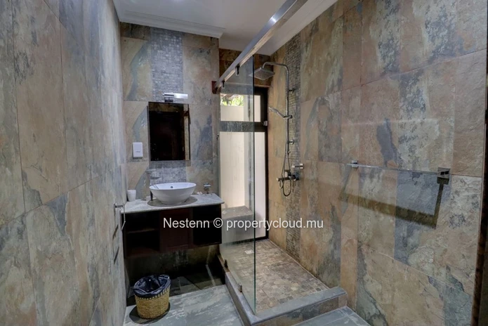 Grande maison de style Balinais dans un cadre privilégié.