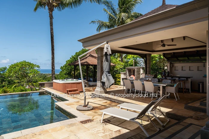 Élégante villa vue mer dans le prestigieux domaine golfique Heritage Villas Valriche à Bel Ombre – Ile Maurice