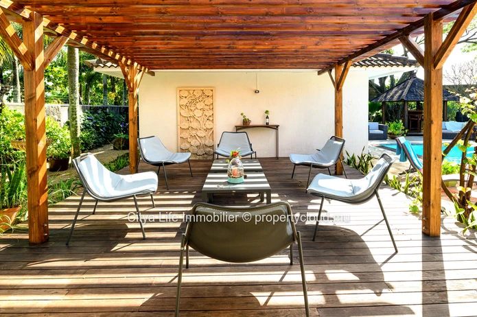 Maison meublée à louer à Calodyne, 406m² sur terrain de 2.500m², 4 chambres, piscine privée, garage, jardin, veranda....