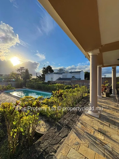 Villa 4 chambres à louer - Floreal, Curepipe | 110 000 roupies par mois | Terrain de 50 perches | 6 000 pieds carrés
