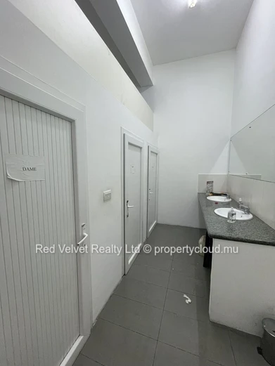 Espace commercial de 3 000 pieds carrés au rez-de-chaussée avec stationnement – Quatre Bornes