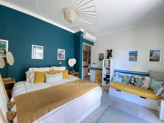 A VENDRE - Villa contemporaine de 300m2  - 4 chambres - salle de vie de 80m2 - cuisine extérieure - buanderie - pisci...