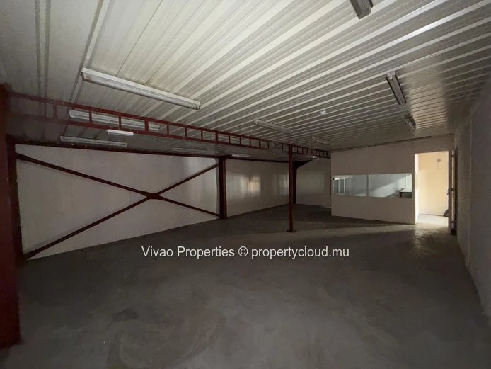 Entrepôt industriel à vendre à Pailles, superficie de 1580m²  sur un terrain de 2533m² avec option d'aménagement supp...