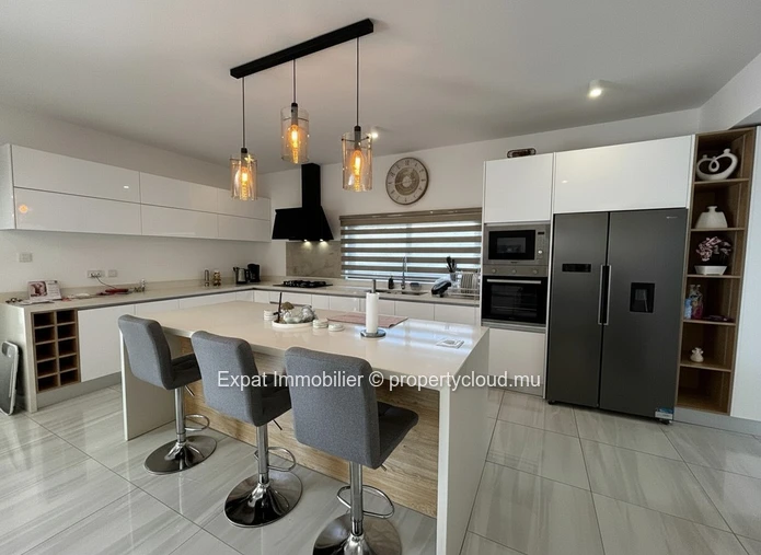 SINGLE-LEVEL VILLA WITH 3 BEDROOMS, SWIMMING POOL AND TROPICAL VERANDA – Grand Baie