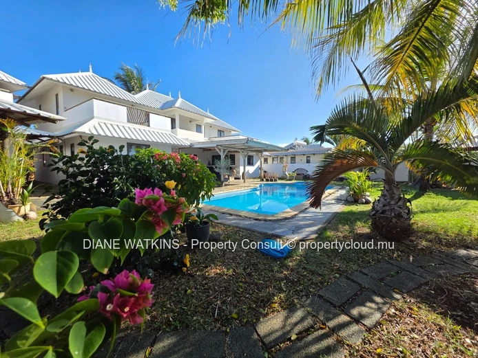 Spacieuse Villa Meublée de 6 Chambres avec Maison d’Amis, Piscine Privée et Jardin dans un Quartier Résidentiel Prisé