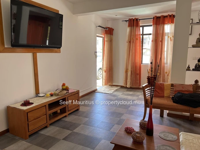 Spacieuse maison de 4 chambres avec piscine | À proximité de la plage, cafés et supermarché