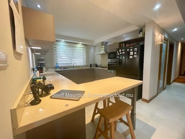Appartement haut standing avec jardin privatif et piscine – Quartier résidentiel