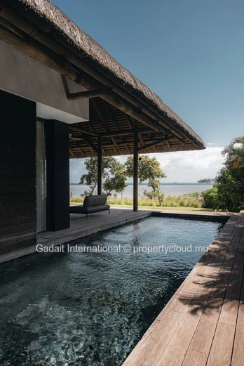 Villa pieds dans l'eau à vendre – Une adresse d'exception sur la côte Ouest de l'Île Maurice