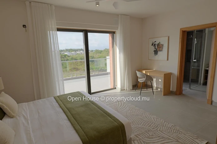 Penthouse PDS à vendre à Trou aux Biches, 345m², 3 chambres, piscine commune, accessible aux étrangers, plage, parkin...