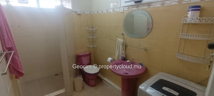 Quatre Bornes Morc St Jean close to Trianon's Metro Express station. Fully furnished 3 bedrooms ground floor flat. Te... (Sole Mandate)