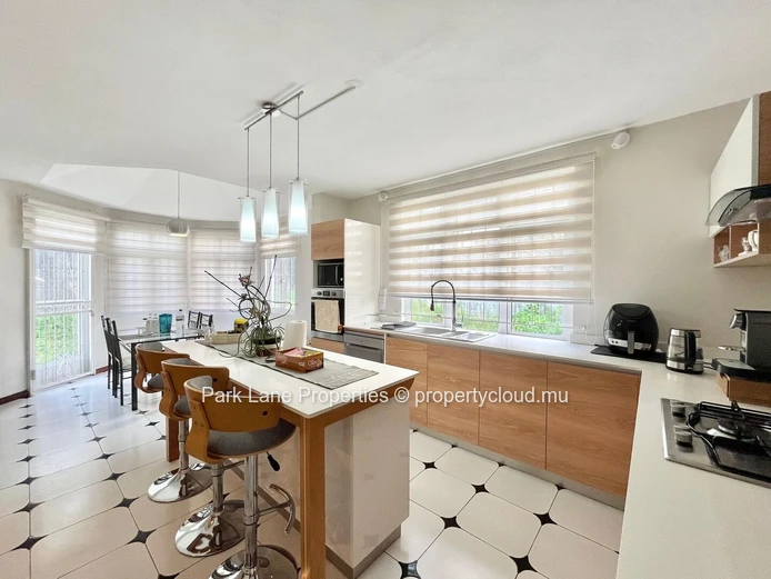Grande Villa Familiale à Vendre à Quatre Bornes