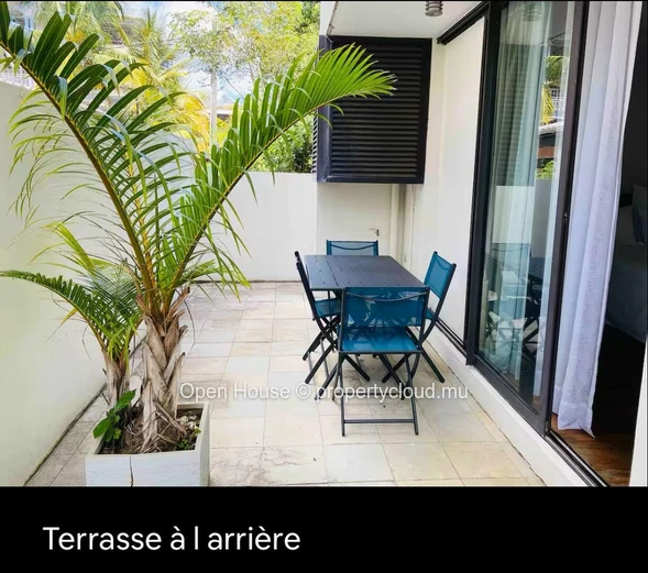 À vendre : Appartement R+2 - meublé, climatisé, cuisine équipée, dressing, terrasse 30m². Piscine commune, jardin, pa...