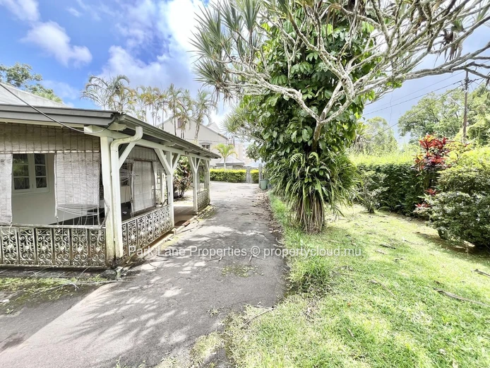 Two independent houses with commercial potential – Perfect for a large family or office space in Curepipe