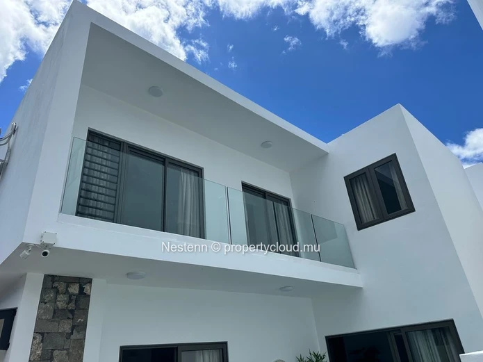 Magnifique Duplex de 4 Chambres avec Piscine Privée à Trou aux Biches
