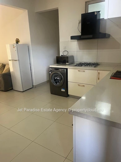 Appartement Meublé 3 Chambres avec Terrasse et Piscine - 2 minutes à  pieds de la plage. 