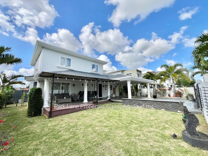 Maison familiale en résidence sécurisée à vendre à Ebène