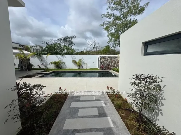 Élégante Villa Moderne avec Piscine à Louer – Grand Baie