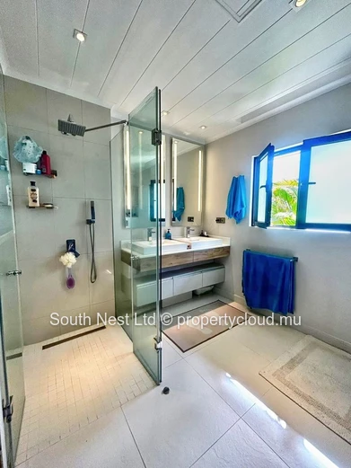 Located in the idyllic setting of Cap Malheureux, this sumptuous contemporary villa combines elegance, comfort, and t...