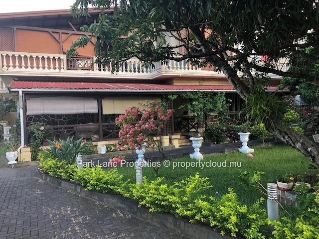Spacious double-storey home with separate entrances in Quatre Bornes – Ideal for a large family