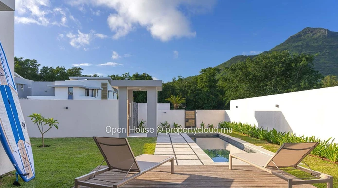 Contemporary villa in the heart of the Smart City of Tamarin. Close to school and all shops. 4 bedrooms.