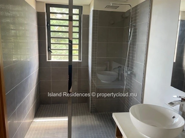 Appartement meublé neuf de 3 chambres deuxième étage (ascenseur) dans une résidence sécurisée avec piscine et parking