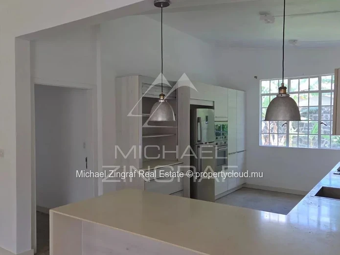 Family Home with Swimming Pool in Pointe aux Canonniers