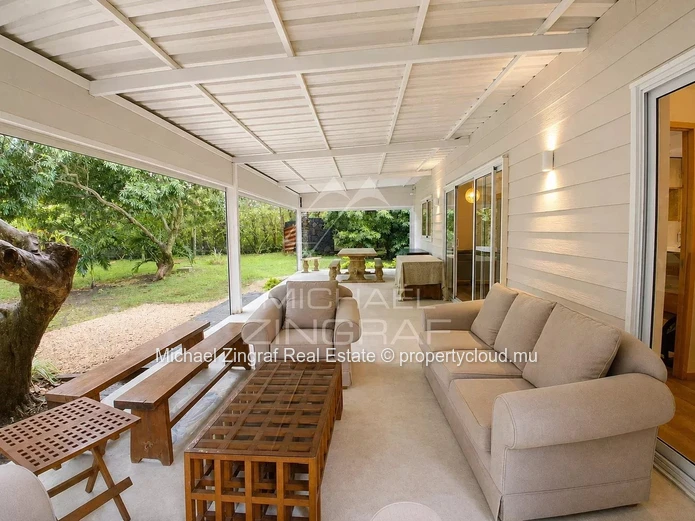 Charming Contemporary Home in petit Raffray