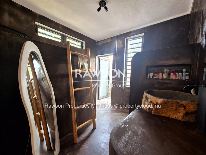 Superbe maison de 4 chambres entièrement rénovée à vendre | Piscine à débordement avec vue imprenable sur la montagne...