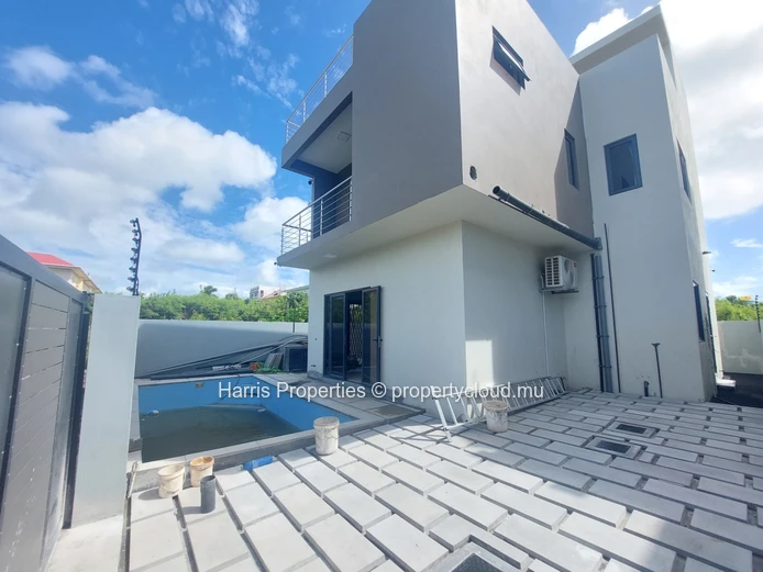 Brand-new modern villa for sale in the heart of Pereybere