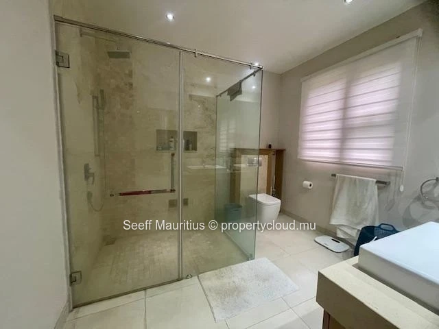 Appartement haut standing avec jardin privatif et piscine – Quartier résidentiel