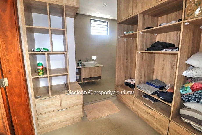 Viila avec 4 chambres, un espace bureau et une cuisine entièrement équipée