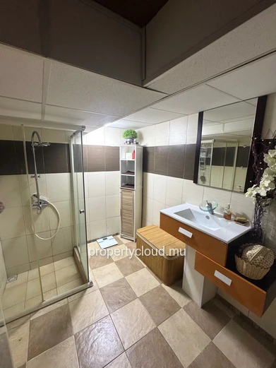 Flic en Flac – À vendre : spacieuse villa de 300 m², 5 chambres, située dans un quartier résidentiel calme.