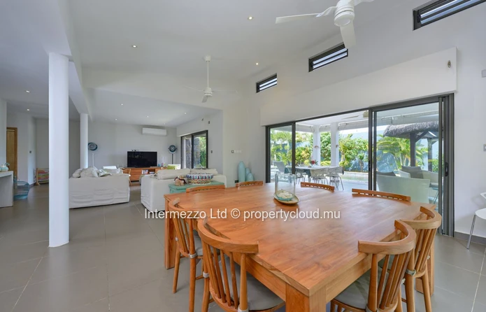 Villa PDS à vendre, Grand Baie, 347m², terrain 758m², 3 chambres, piscine, proche commerces, meublée, gardien, terras...