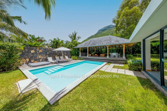 Villa de Luxe à Rivière Noire – 4 Chambres, Piscine et Services Hôteliers