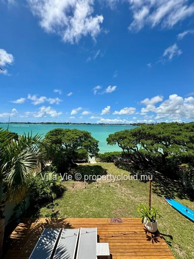Grand Baie - Beachfront 4-bedroom family home with swimming pool (Sole Mandate)