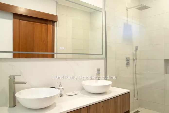 Appartement 248 m² avec vue mer dans résidence sécurisée – Pointe aux Canonniers