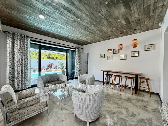 In a private neighborhood, close to the sea, this villa with modern architecture is bright and spacious. It offers in...