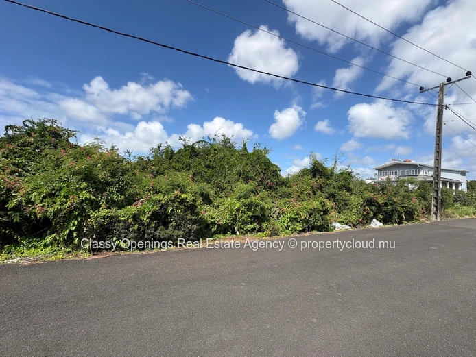Pereybere 715 m² Plot — Near Golf, Bus Stop & Shops