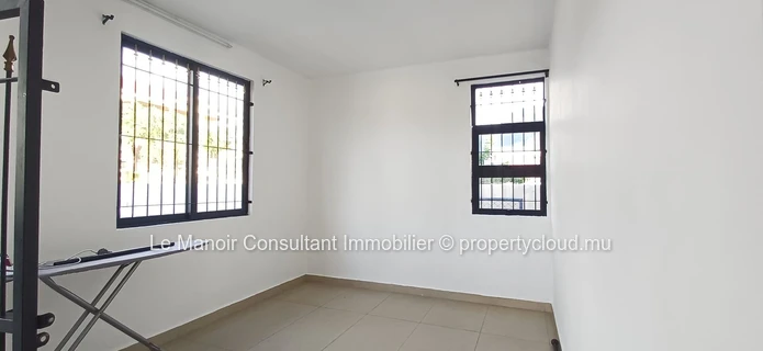 Ground floor apartment 2 bedrooms with private garden and entrance