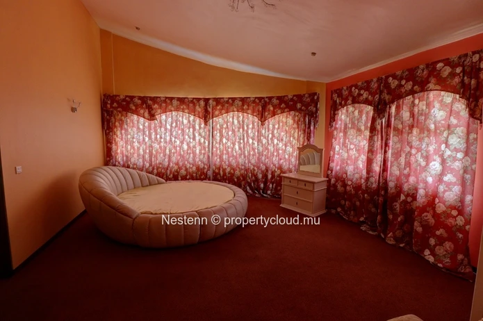 Traditional 5 bedroom house with swimming pool and garden 