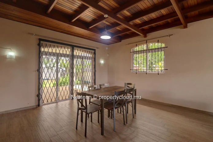 Superbe villa contemporaine aux beaux volumes avec rooftop et vue panoramique, à proximité de la plage!