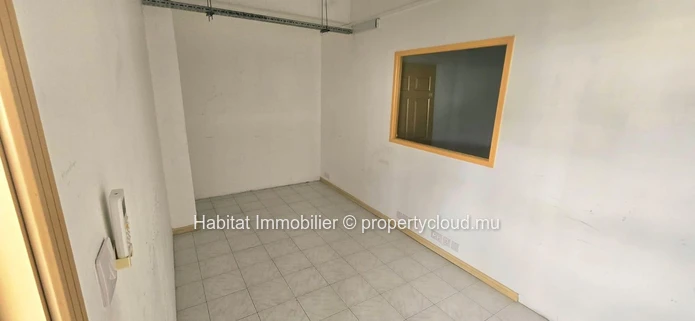 To rent : Unfurnished spacious office of 1161 m² in Port Louis