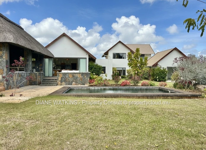 Villa de Luxe de 4 Chambres à Louer à Rivière Noire (Entretien Piscine & Jardin Inclus)