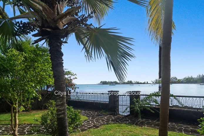 Modern 4-Bedroom Triplex with Office to Rent in Pereybere