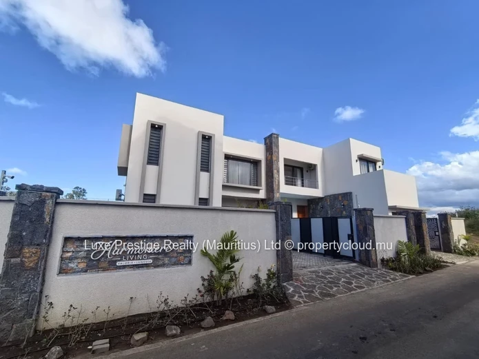 Villa Moderne de 3 Chambres à Louer à Grand Baie, Pereybère | 2 Chambres en Suite, Balcon Privé et Parking