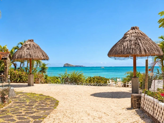 Beachfront Villa for Rent - 3 Bedrooms, Grand Gaube, North